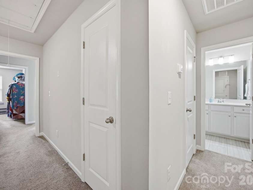 10041 Brittondale Lane, Charlotte, NC 28215.  MLS# CAR4366310, YatesRealty ID 25207. 