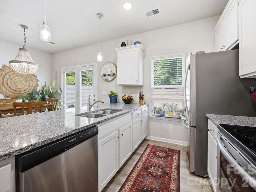 10041 Brittondale Lane, Charlotte, NC 28215.  MLS# CAR4366310, YatesRealty ID 25207. 