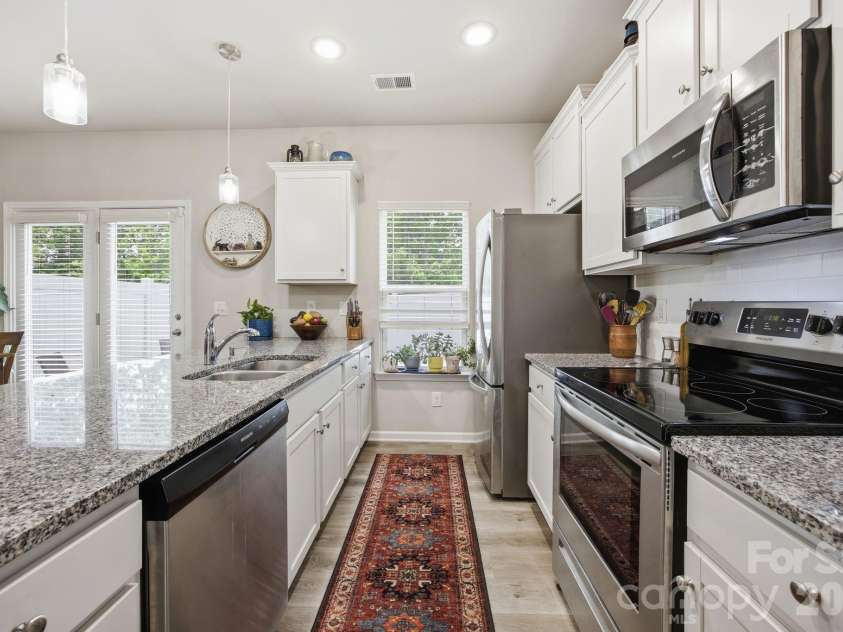 10041 Brittondale Lane, Charlotte, NC 28215.  MLS# CAR4366310, YatesRealty ID 25207. 