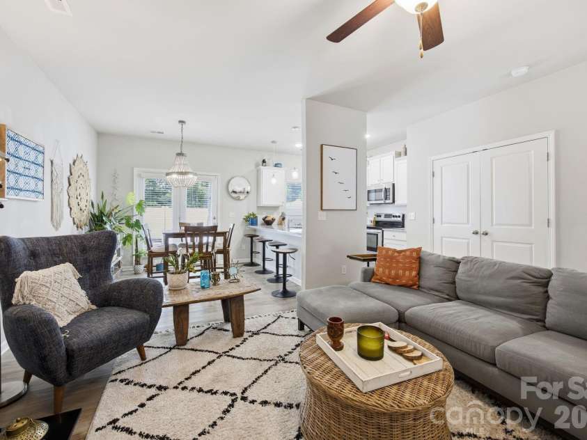 10041 Brittondale Lane, Charlotte, NC 28215.  MLS# CAR4366310, YatesRealty ID 25207. 
