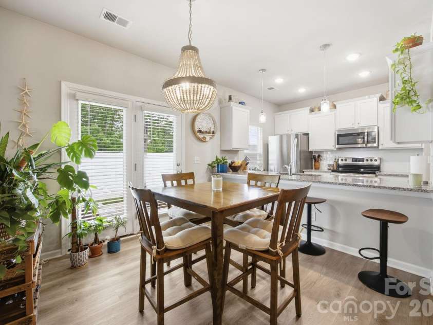 10041 Brittondale Lane, Charlotte, NC 28215.  MLS# CAR4366310, YatesRealty ID 25207. 