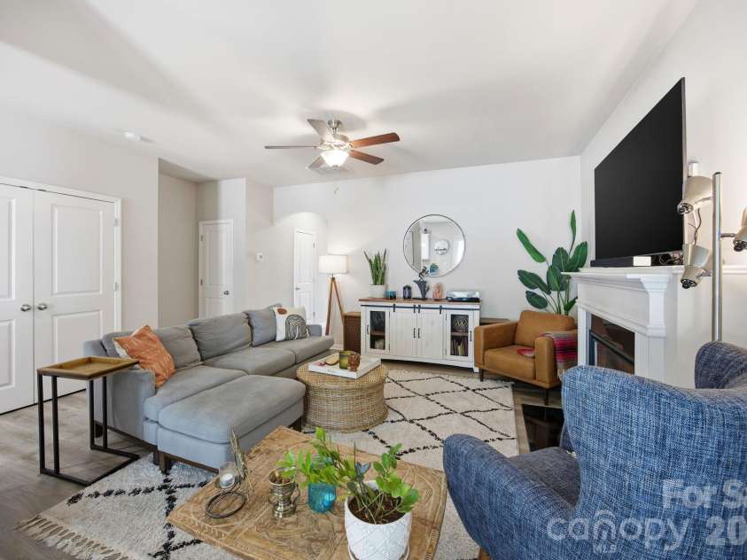 10041 Brittondale Lane, Charlotte, NC 28215.  MLS# CAR4366310, YatesRealty ID 25207. 