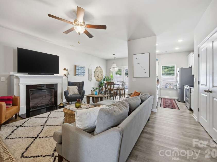 10041 Brittondale Lane, Charlotte, NC 28215.  MLS# CAR4366310, YatesRealty ID 25207. 