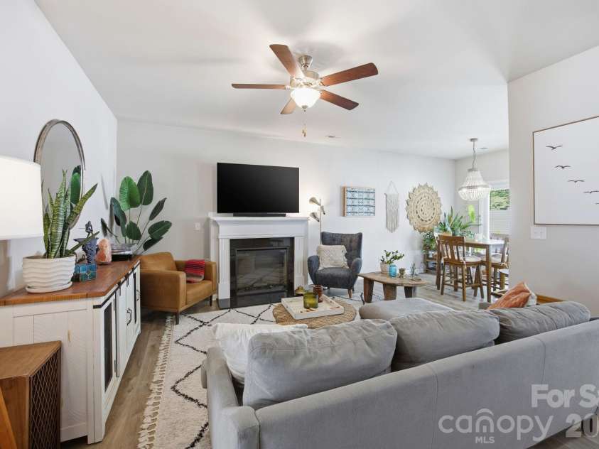 10041 Brittondale Lane, Charlotte, NC 28215.  MLS# CAR4366310, YatesRealty ID 25207. 