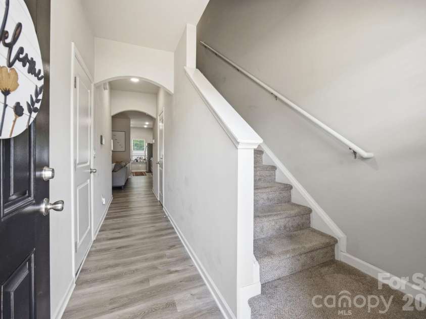 10041 Brittondale Lane, Charlotte, NC 28215.  MLS# CAR4366310, YatesRealty ID 25207. 