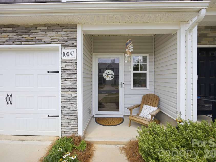 10041 Brittondale Lane, Charlotte, NC 28215.  MLS# CAR4366310, YatesRealty ID 25207. 