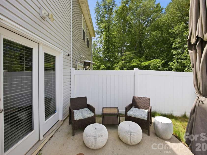 10041 Brittondale Lane, Charlotte, NC 28215.  MLS# CAR4366310, YatesRealty ID 25207. 