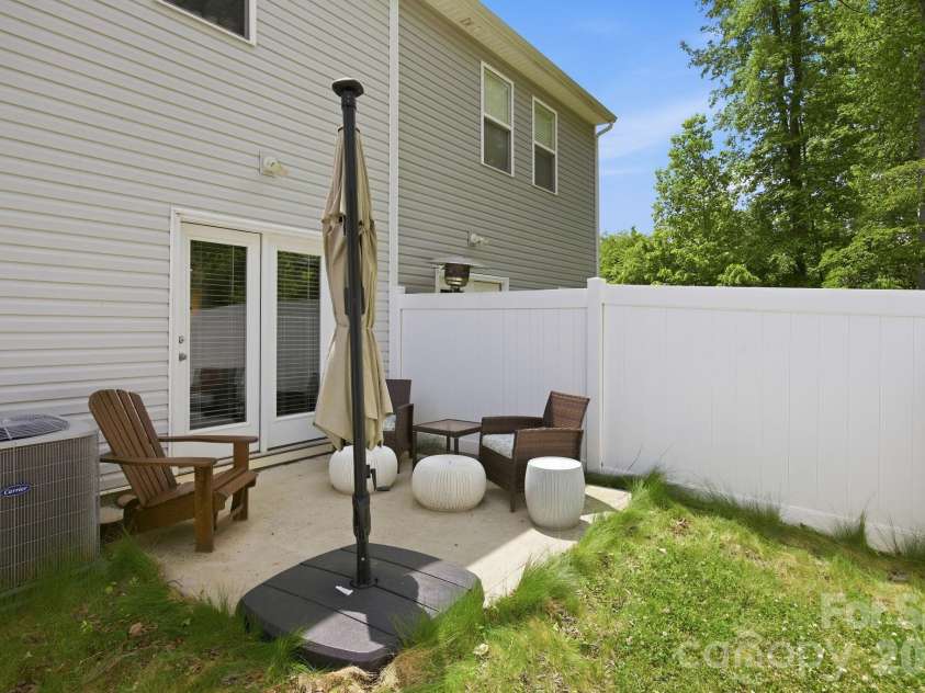 10041 Brittondale Lane, Charlotte, NC 28215.  MLS# CAR4366310, YatesRealty ID 25207. 