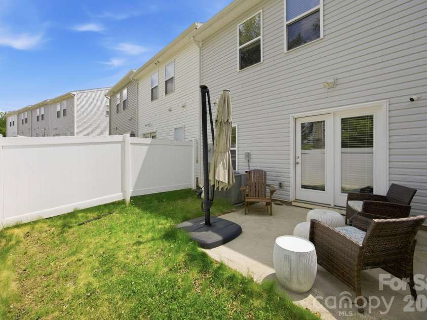 10041 Brittondale Lane, Charlotte, NC 28215.  MLS# CAR4366310, YatesRealty ID 25207. 