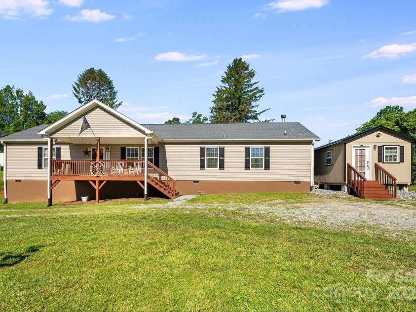 32 Bishop Lane, Flat Rock, NC 28731.  MLS# CAR4271827, YatesRealty ID 25209. 