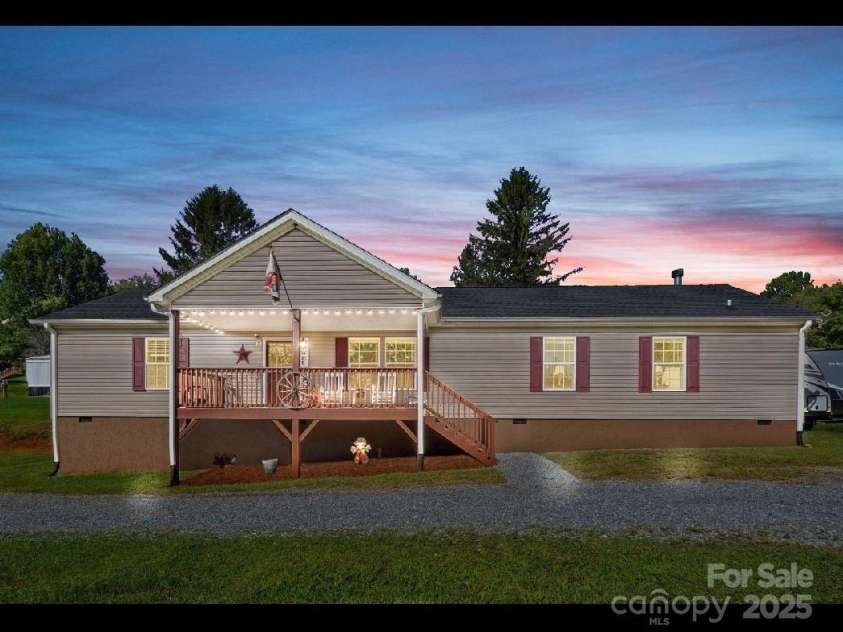 32 Bishop Lane, Flat Rock, NC 28731.  MLS# CAR4271827, YatesRealty ID 25209. 