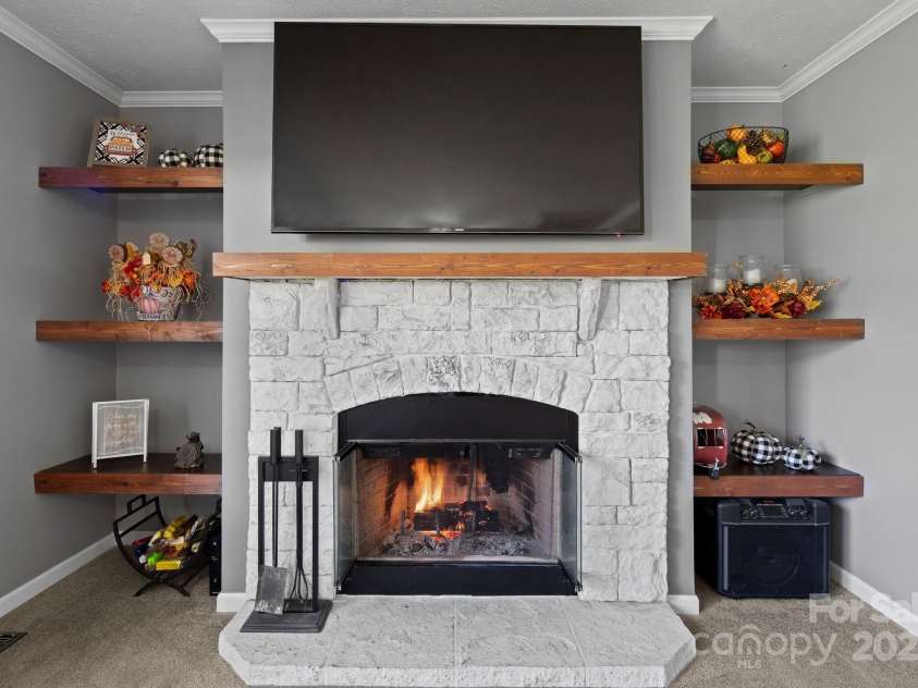 32 Bishop Lane, Flat Rock, NC 28731.  MLS# CAR4271827, YatesRealty ID 25209. 