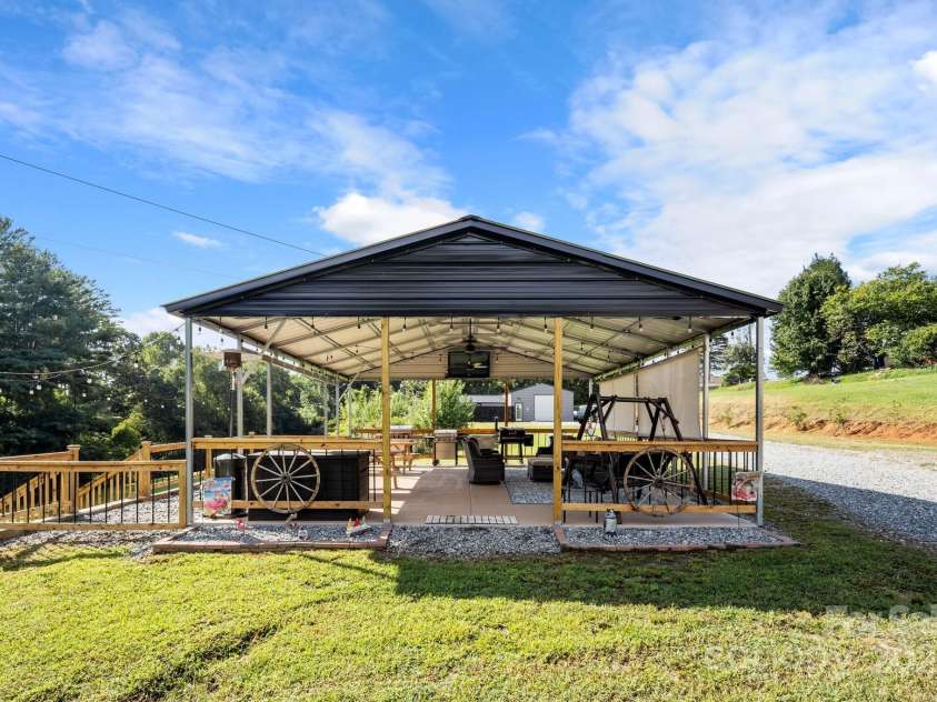 32 Bishop Lane, Flat Rock, NC 28731.  MLS# CAR4271827, YatesRealty ID 25209. 