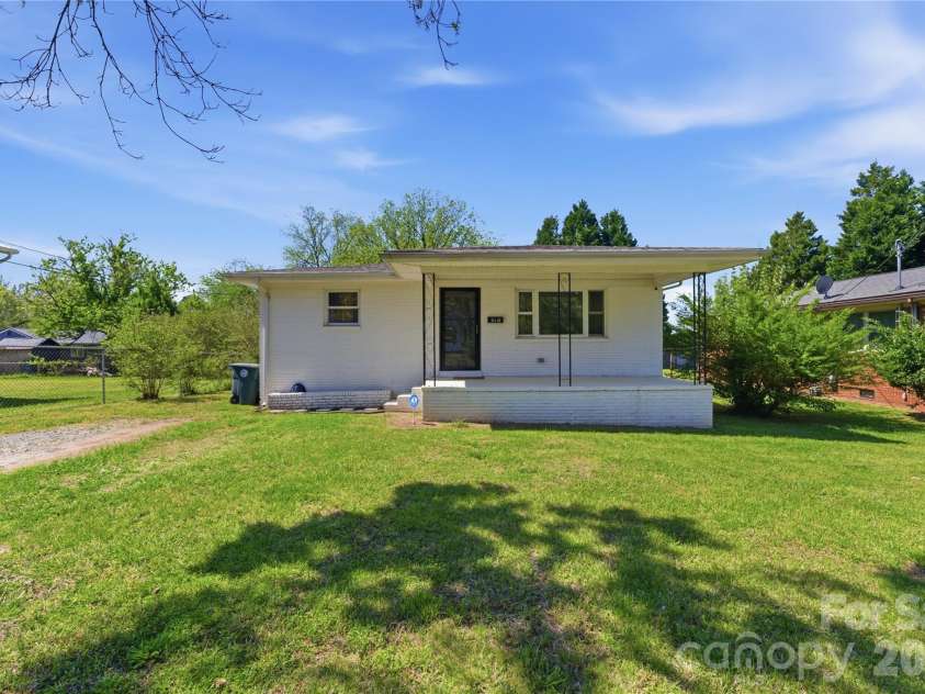 615 Marsh Street, Salisbury, NC 28144.  MLS# CAR4370900, YatesRealty ID 25211. 