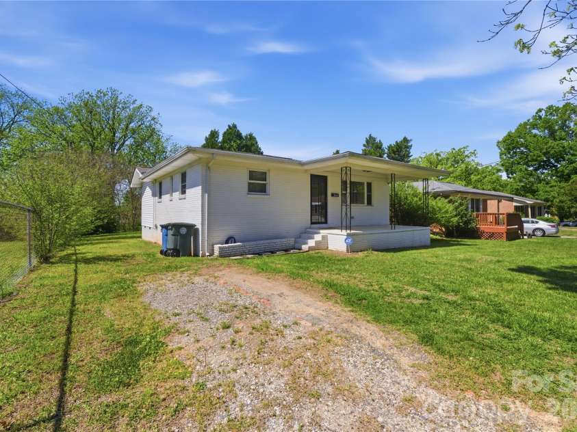 615 Marsh Street, Salisbury, NC 28144.  MLS# CAR4370900, YatesRealty ID 25211. 