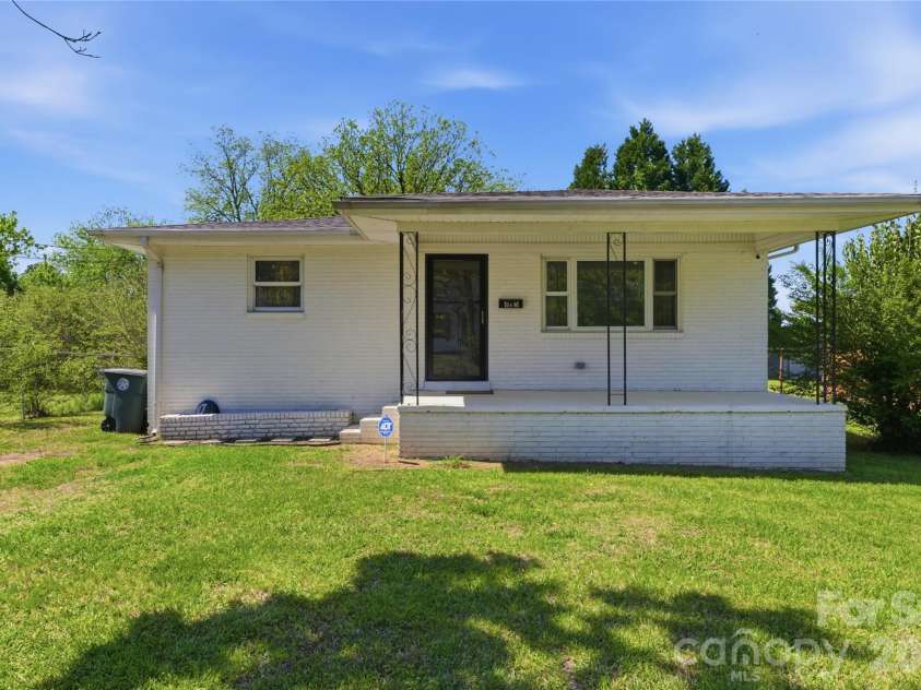 615 Marsh Street, Salisbury, NC 28144.  MLS# CAR4370900, YatesRealty ID 25211. Front