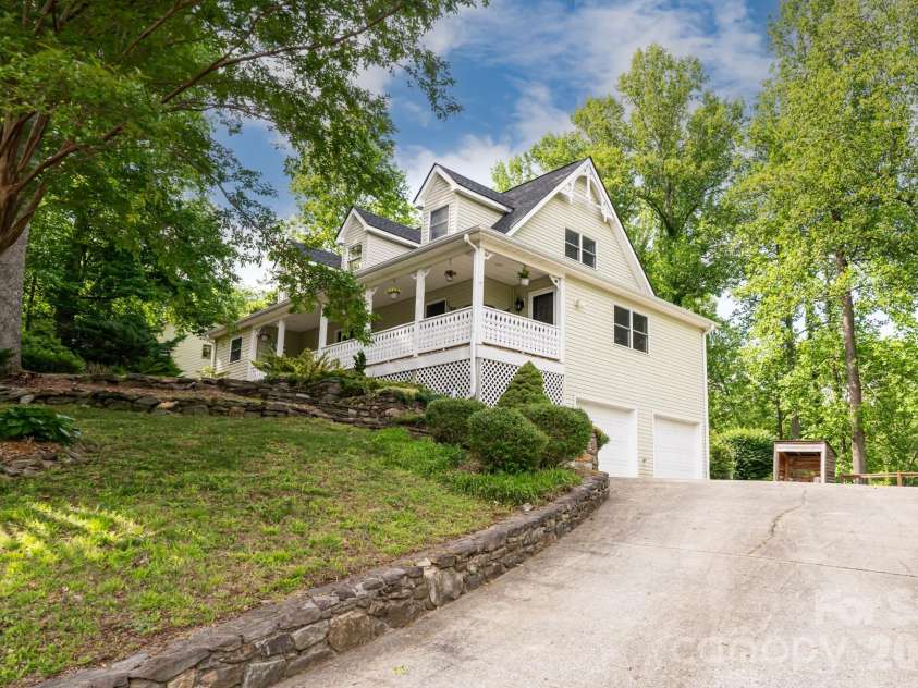10 Terrapin Trail, Flat Rock, NC 28731.  MLS# CAR4381430, YatesRealty ID 25215. 2 car garage