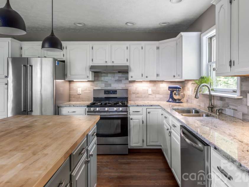 10 Terrapin Trail, Flat Rock, NC 28731.  MLS# CAR4381430, YatesRealty ID 25215. Ample cabinet space