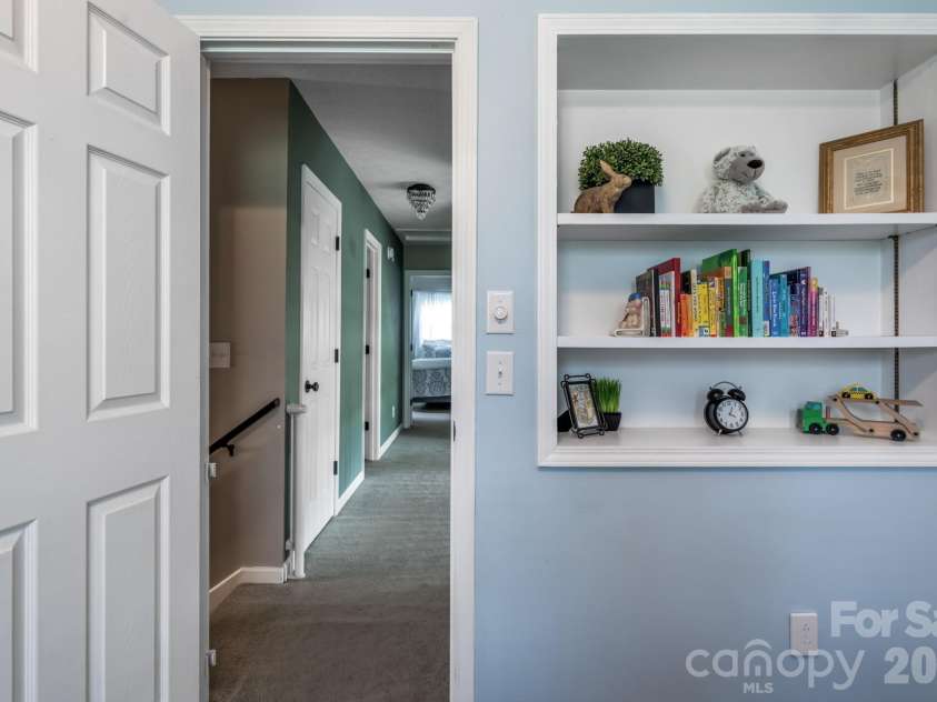 10 Terrapin Trail, Flat Rock, NC 28731.  MLS# CAR4381430, YatesRealty ID 25215. Cute built in shelves