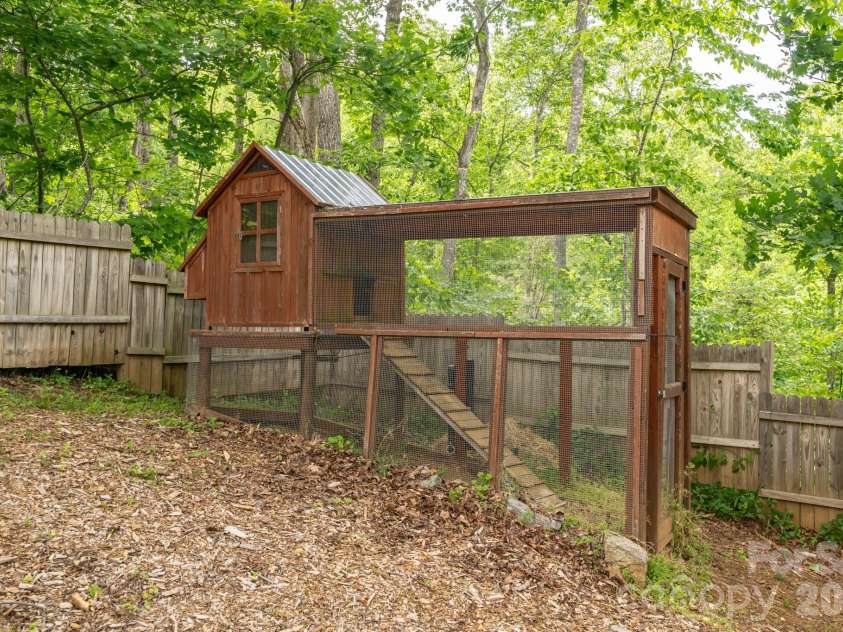 10 Terrapin Trail, Flat Rock, NC 28731.  MLS# CAR4381430, YatesRealty ID 25215. Dulux chicken coop