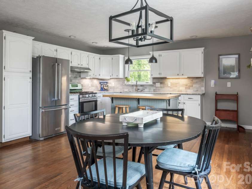 10 Terrapin Trail, Flat Rock, NC 28731.  MLS# CAR4381430, YatesRealty ID 25215. Eat in kitchen