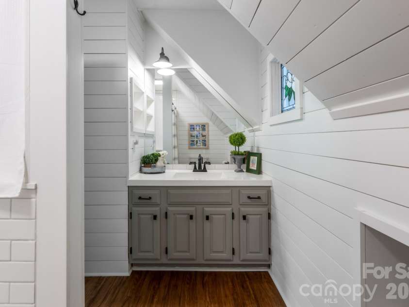 10 Terrapin Trail, Flat Rock, NC 28731.  MLS# CAR4381430, YatesRealty ID 25215. Full bathroom with tub and shower combo