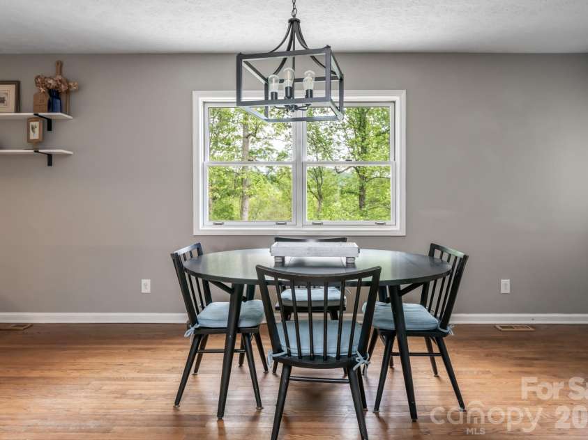 10 Terrapin Trail, Flat Rock, NC 28731.  MLS# CAR4381430, YatesRealty ID 25215. Large dining area