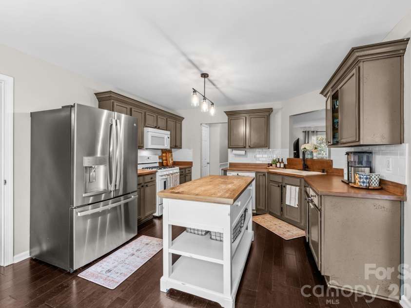 8015 Leisure Lane, Huntersville, NC 28078.  MLS# CAR4374614, YatesRealty ID 25219. 
