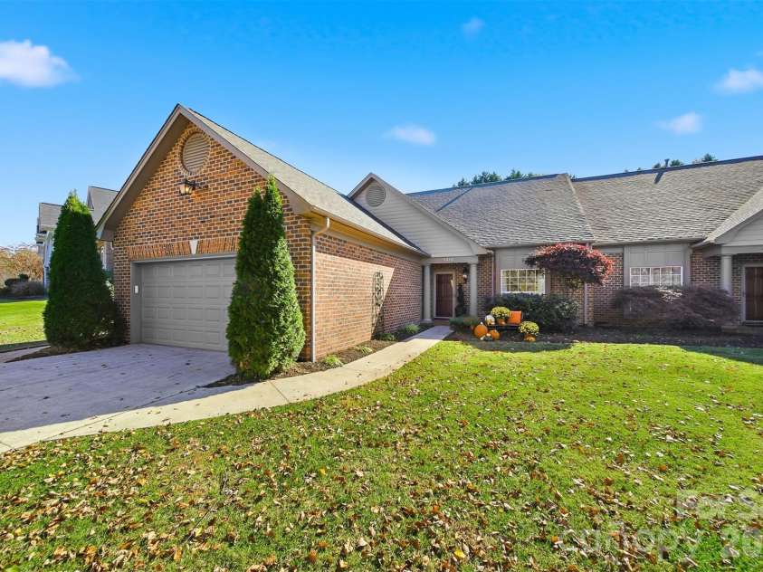 4410 1st Street Drive, Hickory, NC 28601.  MLS# CAR4318424, YatesRealty ID 2522. 