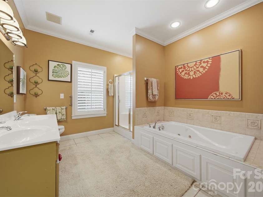 4410 1st Street Drive, Hickory, NC 28601.  MLS# CAR4318424, YatesRealty ID 2522. 