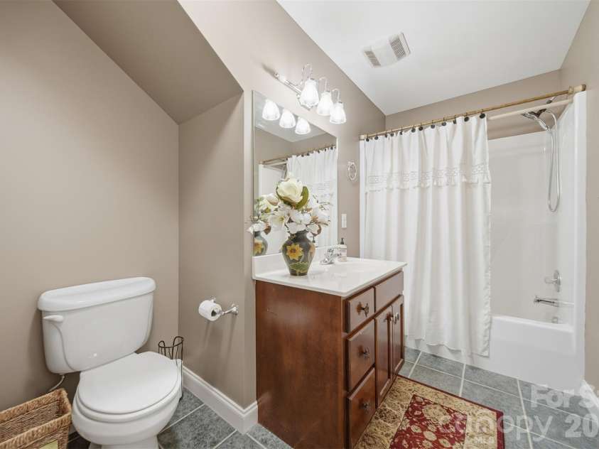 4410 1st Street Drive, Hickory, NC 28601.  MLS# CAR4318424, YatesRealty ID 2522. 