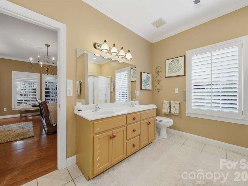 4410 1st Street Drive, Hickory, NC 28601.  MLS# CAR4318424, YatesRealty ID 2522. 