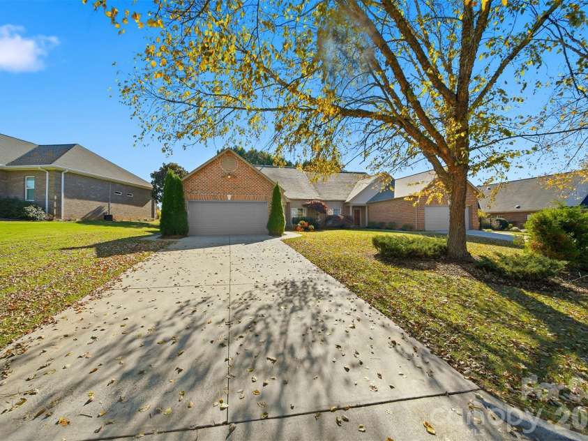 4410 1st Street Drive, Hickory, NC 28601.  MLS# CAR4318424, YatesRealty ID 2522. 