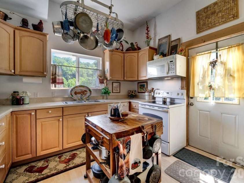 54 Barnwood Way, Whittier, NC 28789.  MLS# CAR4375692, YatesRealty ID 25220. 