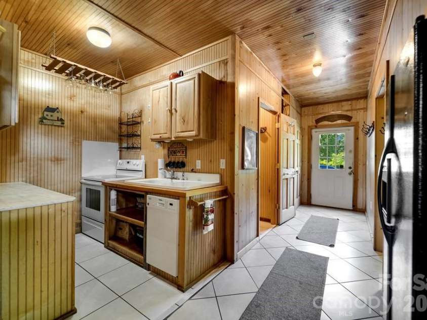 54 Barnwood Way, Whittier, NC 28789.  MLS# CAR4375692, YatesRealty ID 25220. 