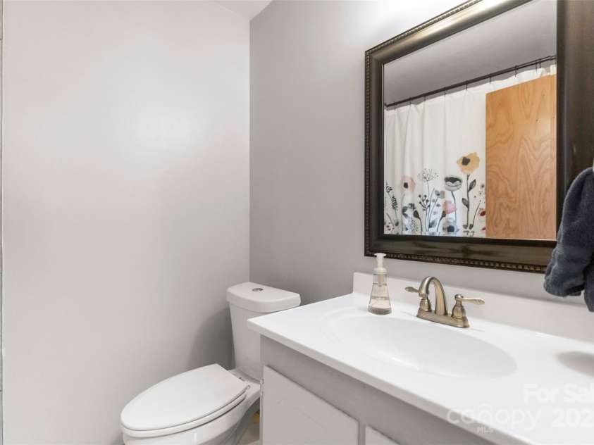 10108 Starwood Drive, Charlotte, NC 28215.  MLS# CAR4277537, YatesRealty ID 25221. Full bath with updated fixtures, freshly tiled shower/tub combo and beautiful original mid century tile flooring