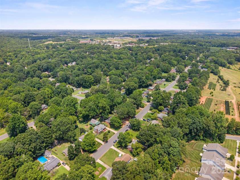 10108 Starwood Drive, Charlotte, NC 28215.  MLS# CAR4277537, YatesRealty ID 25221. This is drone footage of the neighborhood showing its seasoned growth