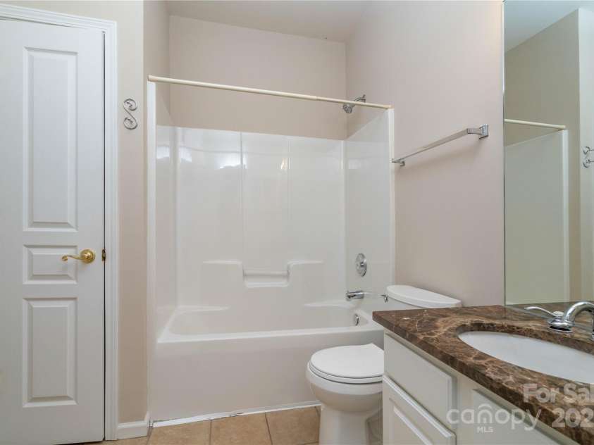 9514 Kestral Ridge Drive, Charlotte, NC 28269.  MLS# CAR4279502, YatesRealty ID 25222. 