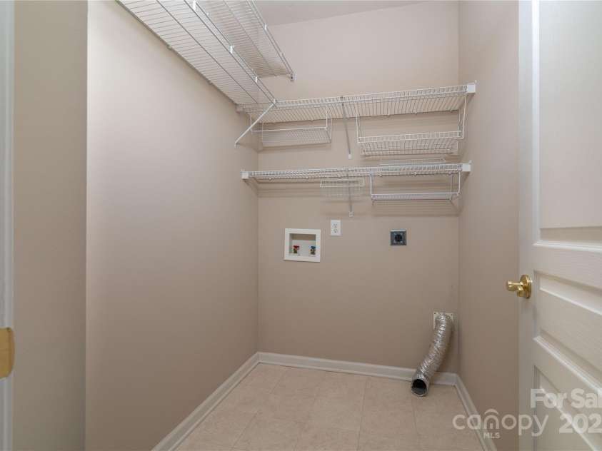 9514 Kestral Ridge Drive, Charlotte, NC 28269.  MLS# CAR4279502, YatesRealty ID 25222. 