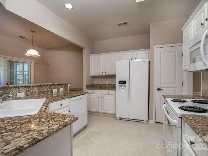 9514 Kestral Ridge Drive, Charlotte, NC 28269.  MLS# CAR4279502, YatesRealty ID 25222. 