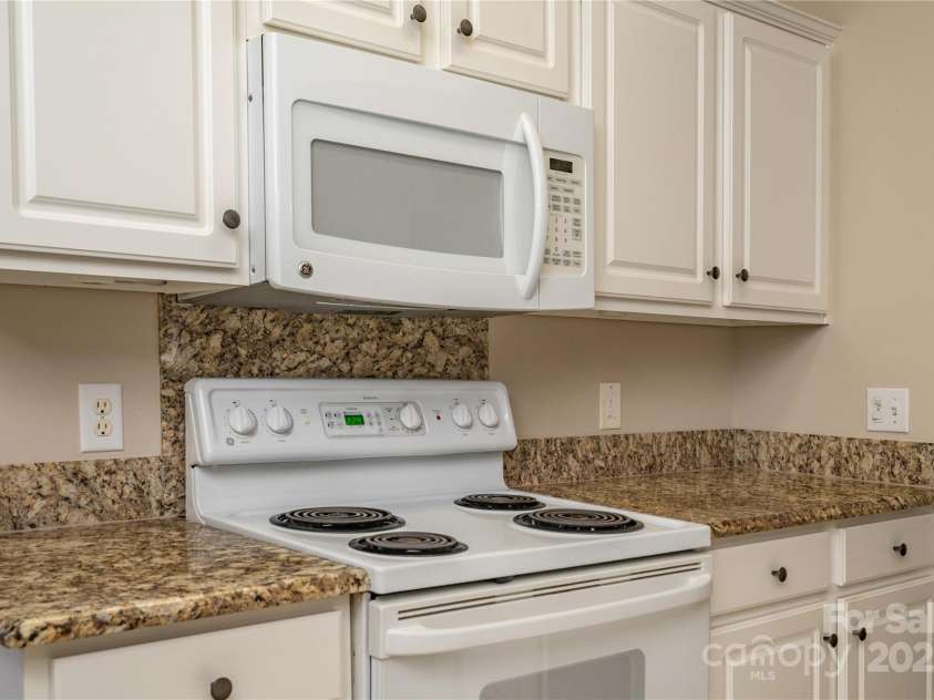 9514 Kestral Ridge Drive, Charlotte, NC 28269.  MLS# CAR4279502, YatesRealty ID 25222. 