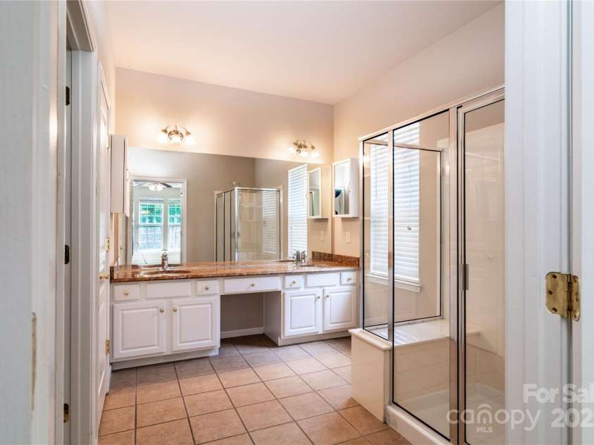 9514 Kestral Ridge Drive, Charlotte, NC 28269.  MLS# CAR4279502, YatesRealty ID 25222. 
