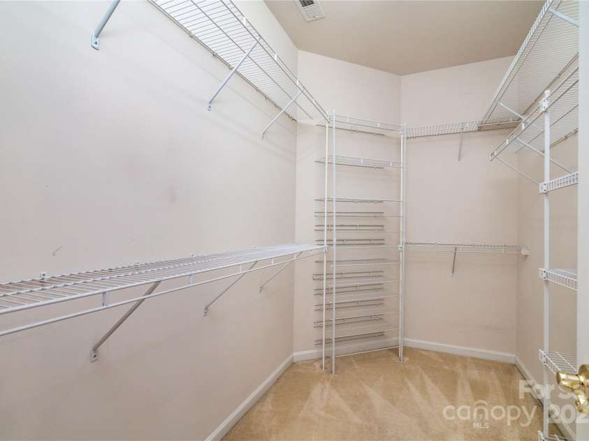 9514 Kestral Ridge Drive, Charlotte, NC 28269.  MLS# CAR4279502, YatesRealty ID 25222. 