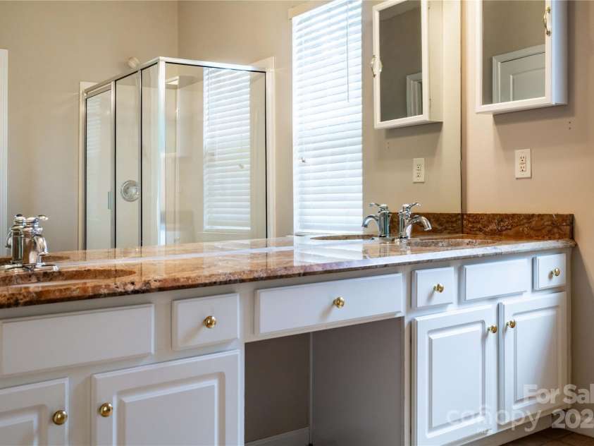 9514 Kestral Ridge Drive, Charlotte, NC 28269.  MLS# CAR4279502, YatesRealty ID 25222. 