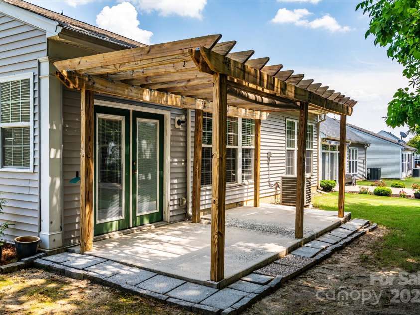9514 Kestral Ridge Drive, Charlotte, NC 28269.  MLS# CAR4279502, YatesRealty ID 25222. 