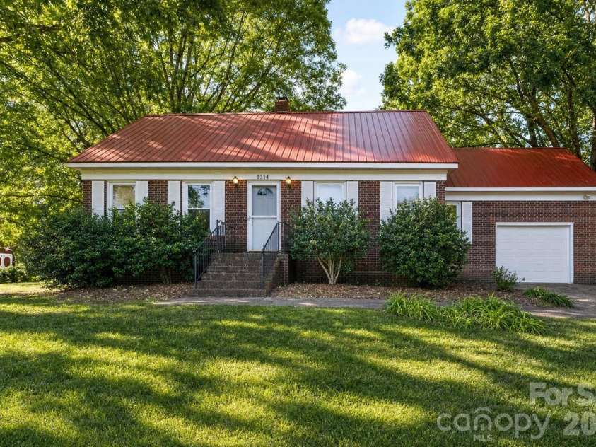 1314 Shady Oak Trail, Gastonia, NC 28052.  MLS# CAR4384252, YatesRealty ID 25224. 