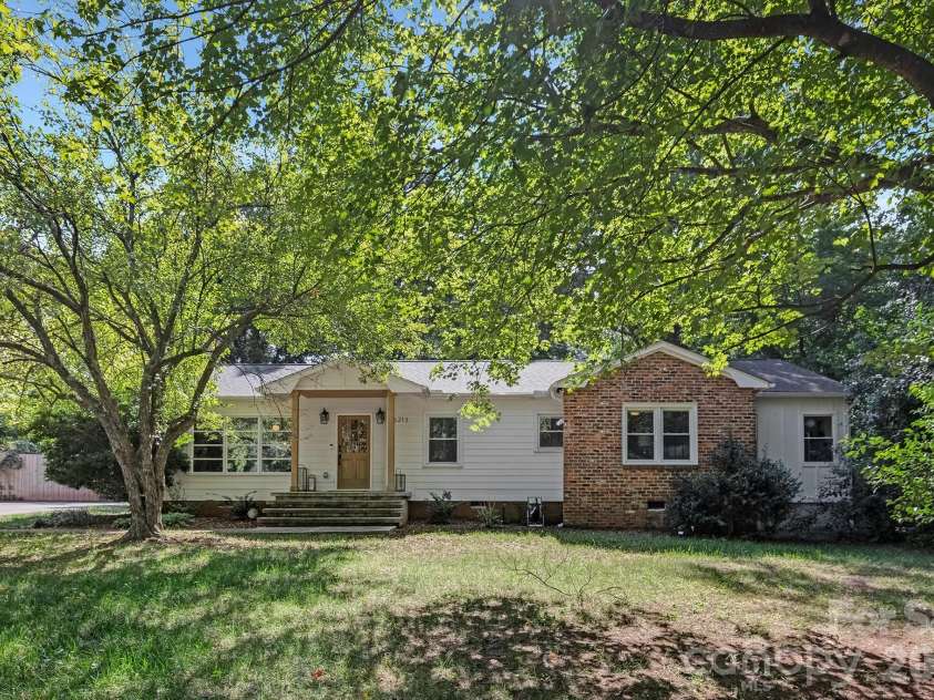 6213 Sharon Road, Charlotte, NC 28210.  MLS# CAR4384374, YatesRealty ID 25225. 