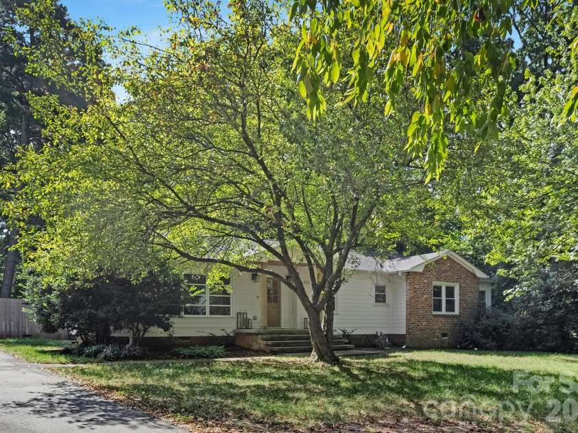 6213 Sharon Road, Charlotte, NC 28210.  MLS# CAR4384374, YatesRealty ID 25225. 