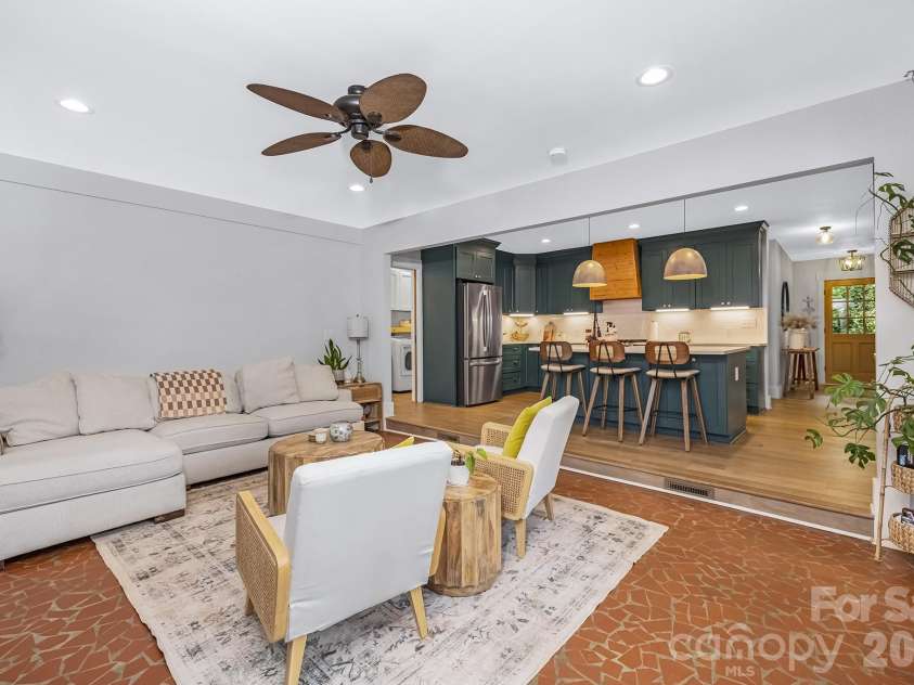 6213 Sharon Road, Charlotte, NC 28210.  MLS# CAR4384374, YatesRealty ID 25225. 