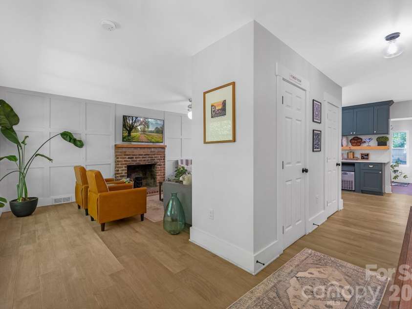 6213 Sharon Road, Charlotte, NC 28210.  MLS# CAR4384374, YatesRealty ID 25225. 